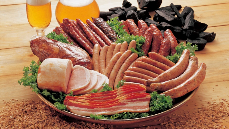 Xúc xích, thịt xông khói, mì ăn liền và nhiều loại thực phẩm chế biến sẵn thường chứa nhiều muối, chất béo và phụ gia thực phẩm