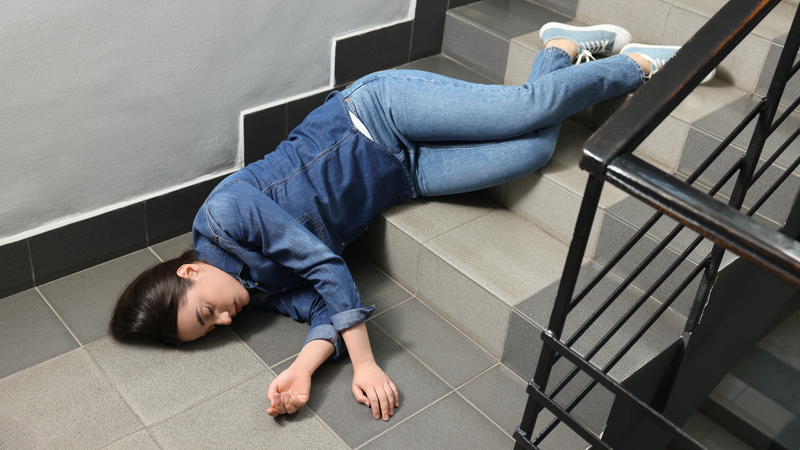 Các cơn co giật đột ngột có thể dẫn đến tai nạn, chấn thương do té ngã
