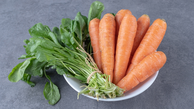 Bổ sung cà rốt và rau xanh đậm giúp cải thiện loạn thị đáng kể