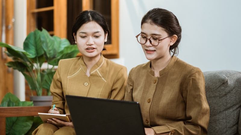 Khi học tập hoặc làm việc, nên giữ khoảng cách phù hợp với màn hình và tài liệu đọc