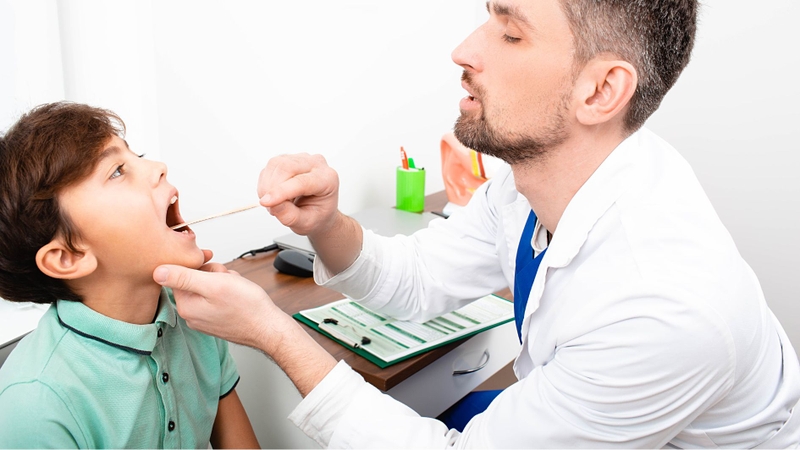 Cần thăm khám bác sĩ nếu vết loét miệng kéo dài