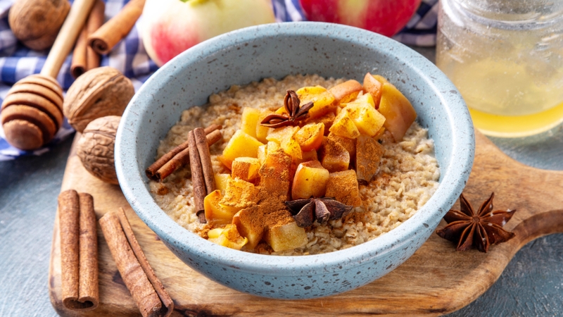 Thêm một lượng nhỏ bột quế vào yến mạch, sữa chua hoặc sinh tố giúp tăng hương vị