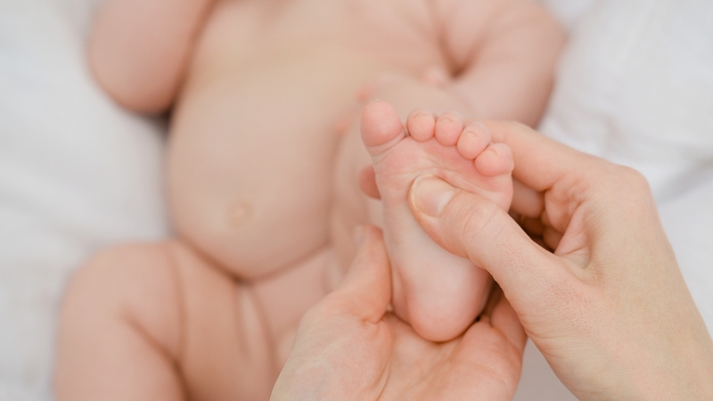 Nhiều phụ huynh lựa chọn thoa tinh dầu khuynh diệp lên gan bàn chân của trẻ