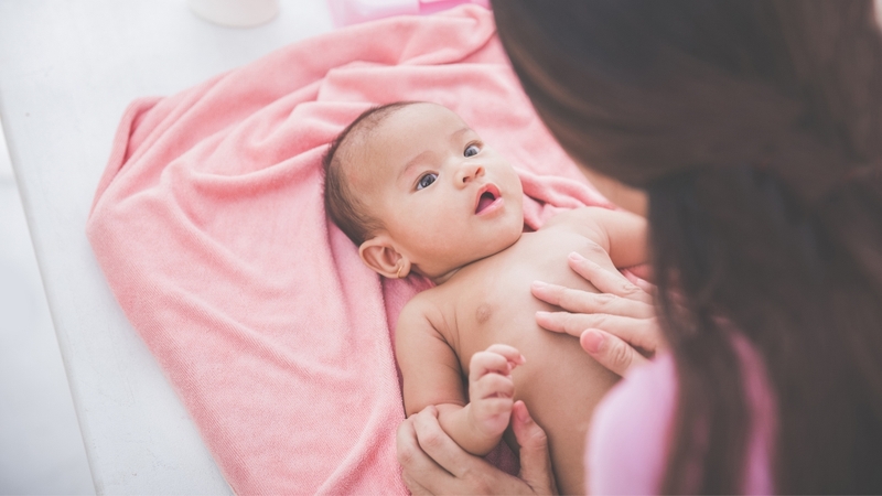 Dầu tràm và dầu khuynh diệp đều là những sản phẩm quen thuộc trong chăm sóc trẻ nhỏ