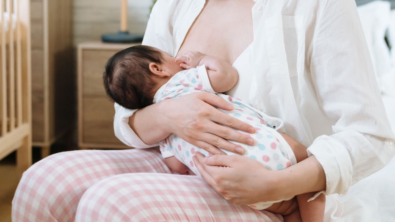 Cho con bú đem lại nhiều lợi ích sức khỏe cho cả mẹ và bé