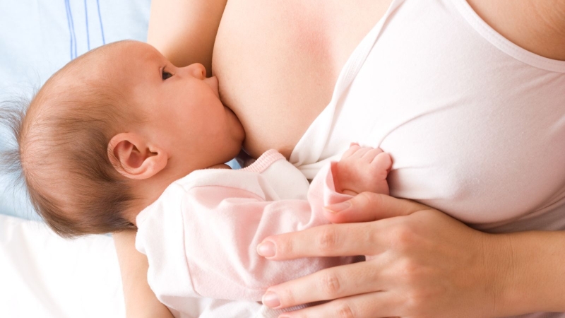 Khi cho con bú, mẹ bế con đúng cách để con thoải mái trong khi ăn