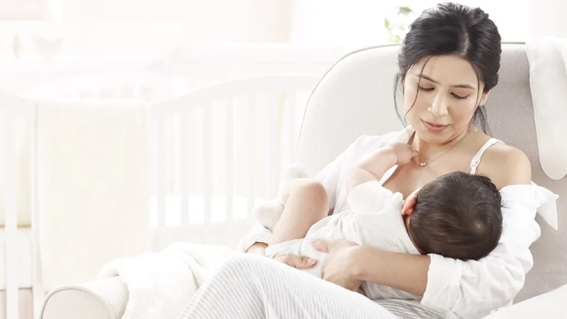 Mẹ lưu ý vệ sinh sạch bầu vú trước khi cho con bú