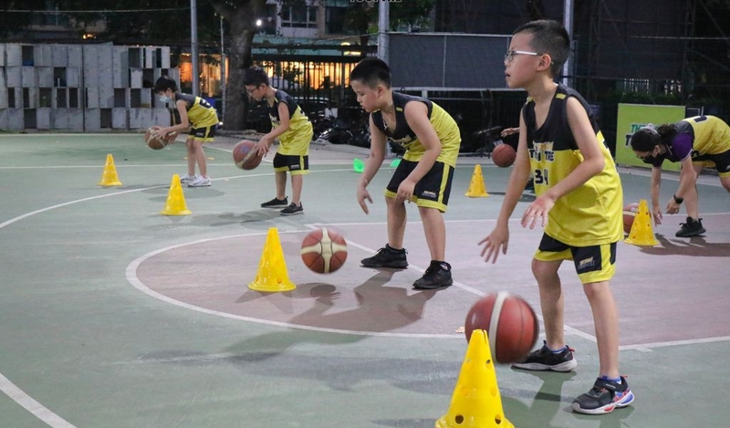Lợi ích của việc chơi bóng rổ? Nên cho trẻ chơi bóng rổ ở độ tuổi nào? 1