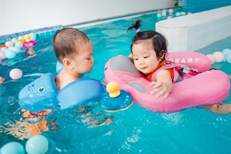 Những lợi ích khi bé tập bơi từ sớm 1