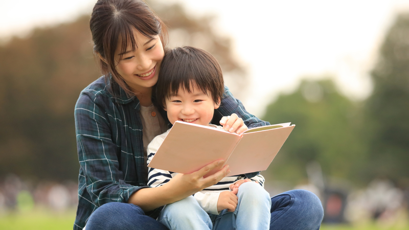 Ba mẹ nên dành một khoảng thời gian ngắn mỗi ngày để đọc sách cùng bé, giúp trẻ dần hình thành thói quen
