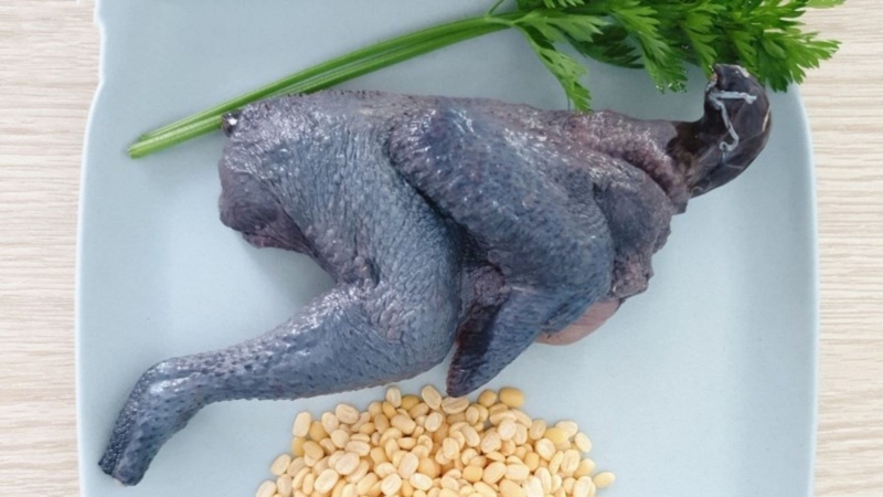 Lợi ích sức khỏe khi ăn gà ác hầm hạt sen 1