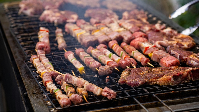 Để đảm bảo an toàn khi chế biến thịt lợn, cần nấu chín kỹ, tránh ăn món sống để đảm bảo an toàn