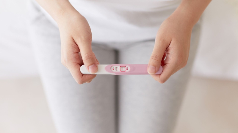 Sử dụng que thử thai là một trong những cách xác định bạn có đang mang thai không