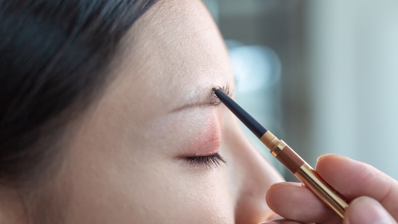 Lông mày thưa do đâu? Cách khắc phục lông mày thưa 2