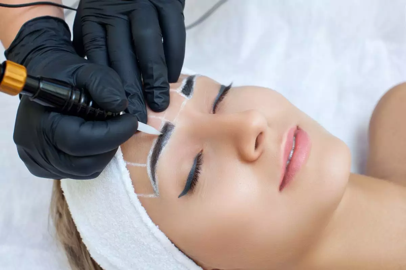 Lông mày trổ đỏ là gì? 6 nguyên nhân gây ra phổ biến nhất 1