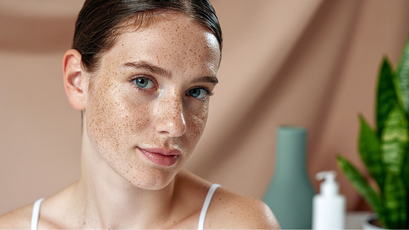 Tẩy tế bào chết quá mức khiến lớp màng bảo vệ da bị tổn thương