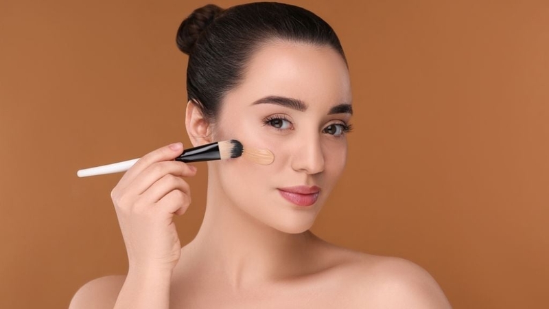 Dùng cọ trang điểm giúp lớp nền mỏng và không bị mốc