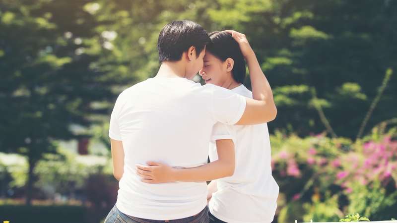 Người love bombing thường vội vã bày tỏ tình cảm sâu đậm