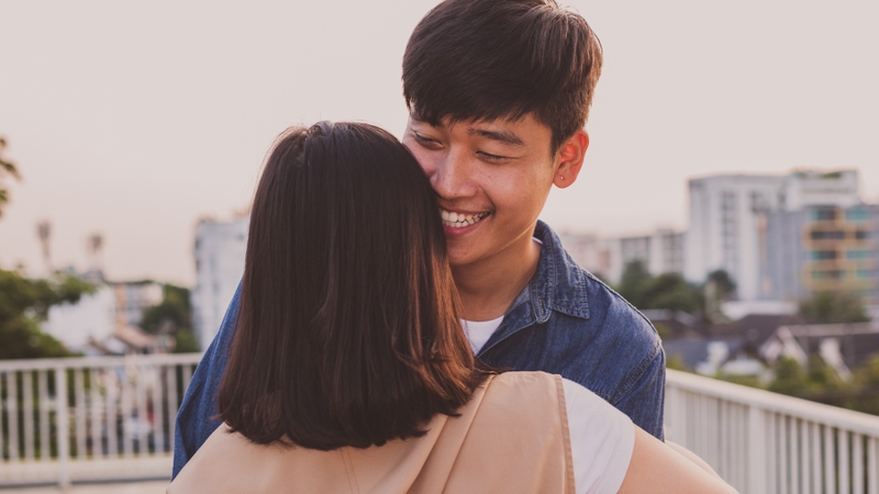 Thân mật quá sớm là một trong những biểu hiện của love bombing
