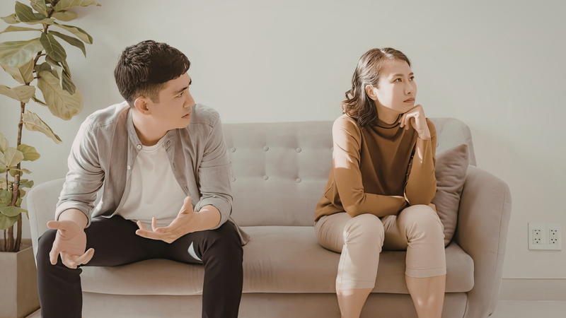 Lowkey hate diễn tả sự không thích hoặc khó chịu với điều gì đó nhưng không quá gay gắt