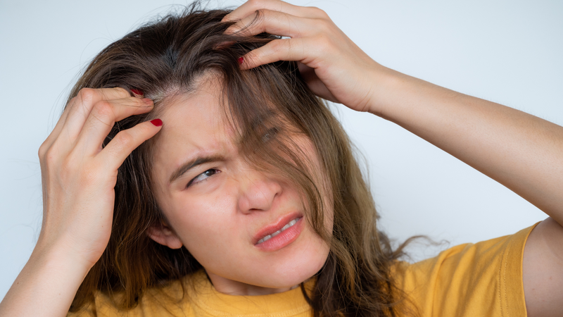 Lược bẩn có thể khiến da đầu nhạy cảm dễ ngứa hoặc khó chịu hơn