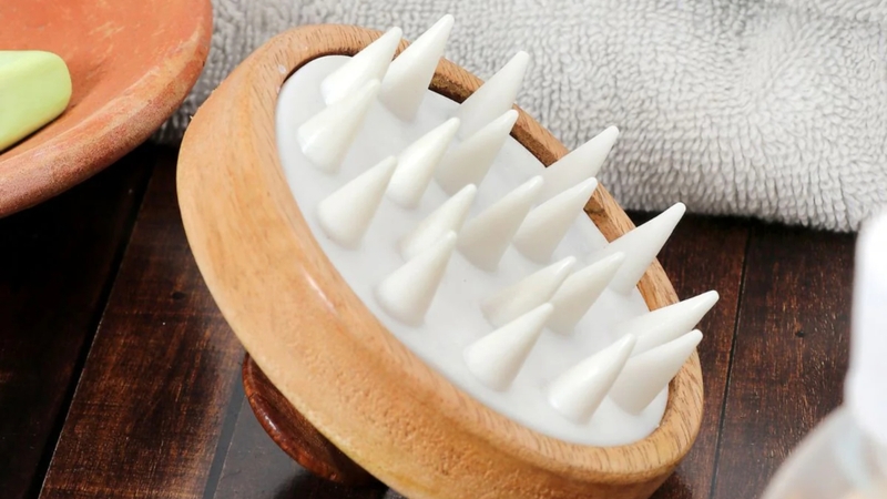 Chuyển động massage nhẹ nhàng từ lược có thể kích thích da đầu, tạo cảm giác dễ chịu trong quá trình gội