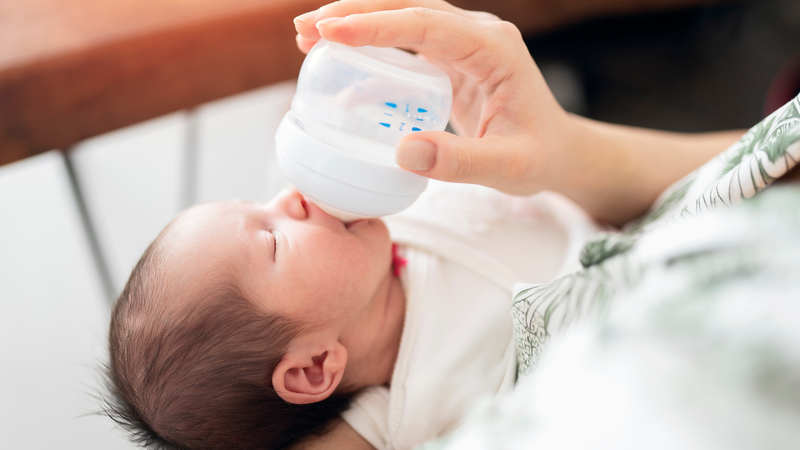 Trẻ bị lưỡi gà chẻ đôi có thể gặp khó khăn trong việc bú mẹ hoặc bú bình