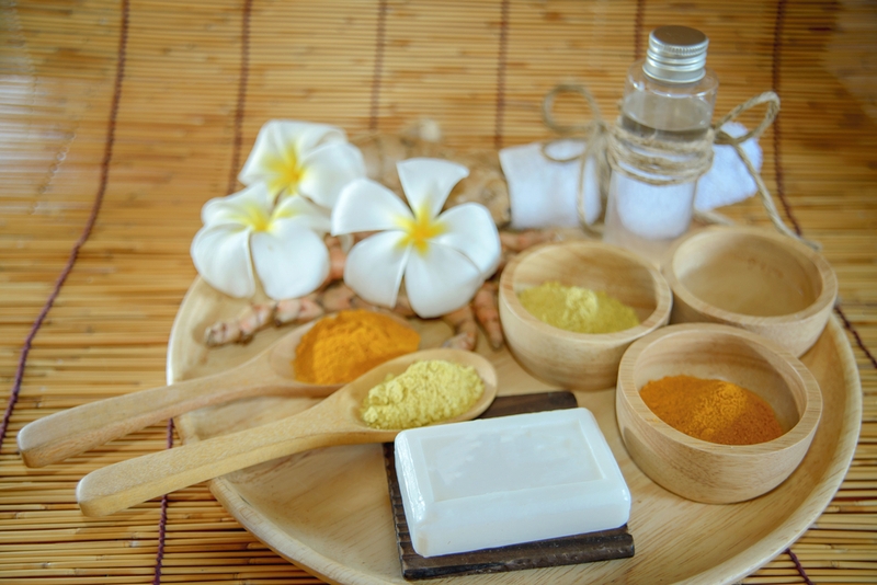 Lưu ngay kinh nghiệm đắp mặt nạ tinh bột nghệ để có làn da bóng mượt 03