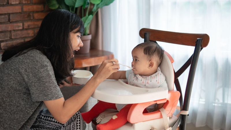 Cha mẹ nên tìm hiểu trước những lưu ý khi cho bé ăn dặm
