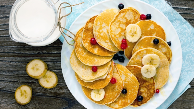 Thêm trái cây vào bánh giúp tăng độ ngọt tự nhiên và vitamin, chất xơ cho cơ thể