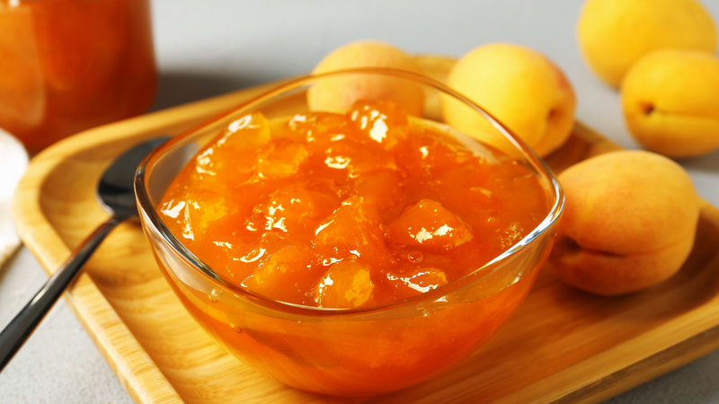 Dùng trái cây ngâm đường pha nước uống giải nhiệt