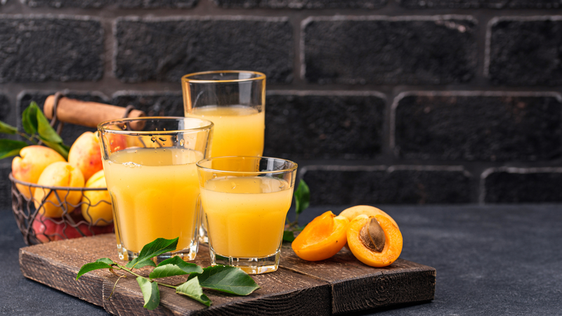 Nước mơ ngâm có vị chua ngọt dễ chịu, giúp thanh nhiệt và bù nước cho cơ thể