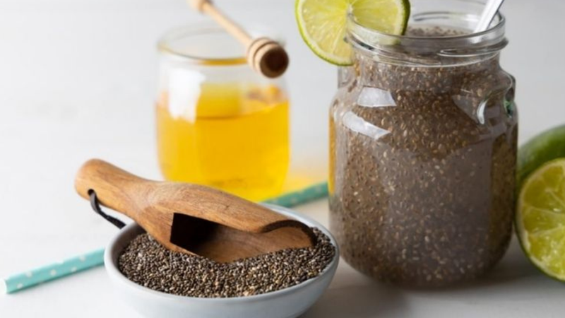 Cách pha hạt chia với mật ong để tạo ra một thức uống bổ dưỡng 1