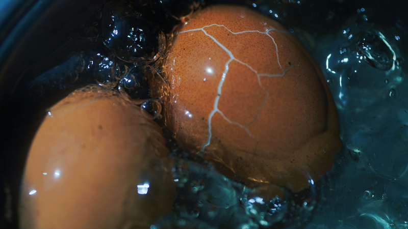 Bỏ muối vào nước luộc trứng giúp hạn chế trứng bị nứt vỏ khi luộc