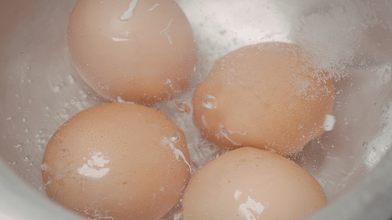 Luộc quá lâu làm lòng đỏ có viền xanh xám, ảnh hưởng hương vị và kết cấu