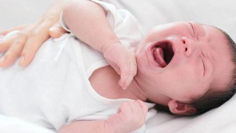 Lý do trẻ sơ sinh đang ngủ tự nhiên khóc thét lên