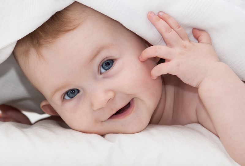 Lý giải hành động trẻ sơ sinh hay nhìn tay và quá trình phát triển thị giác của trẻ 1