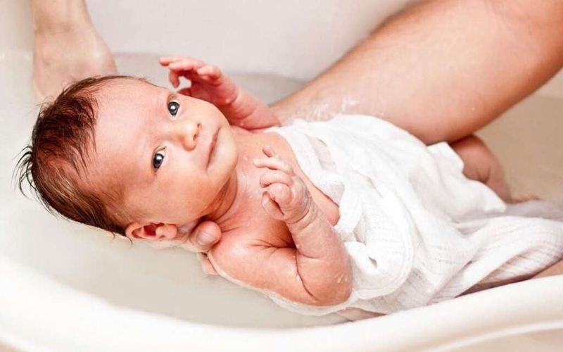 Lý giải hành động trẻ sơ sinh hay nhìn tay và quá trình phát triển thị giác của trẻ 2