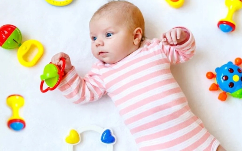 Lý giải hành động trẻ sơ sinh hay nhìn tay và quá trình phát triển thị giác của trẻ 3
