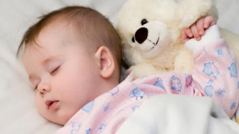 Trẻ sơ sinh lắc đầu khi ngủ thực chất không phải là hiện tượng nguy hiểm