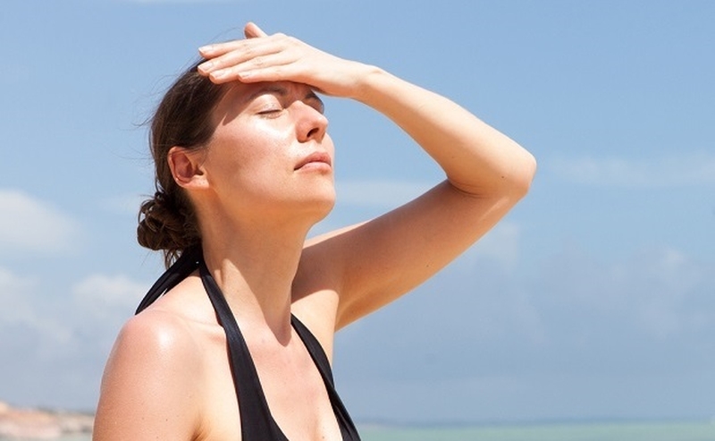 Mặc áo khoác đen có bị bắt nắng không? Cách chống nắng hiệu quả 1