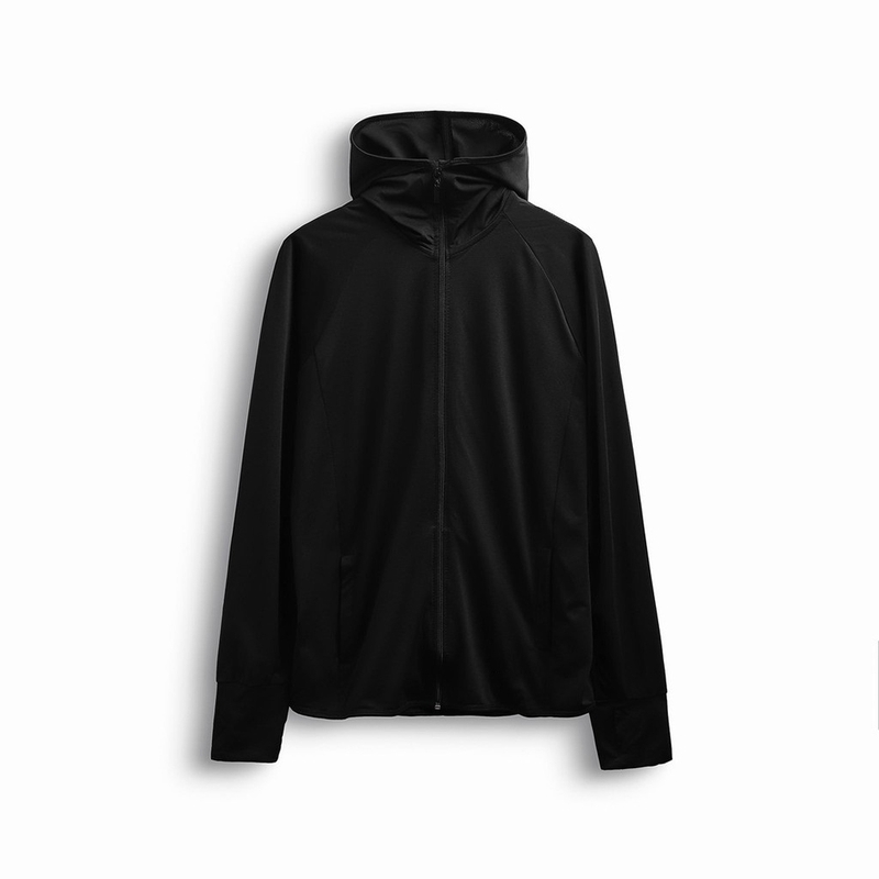 Mặc áo khoác đen có bị bắt nắng không? Cách chống nắng hiệu quả 2