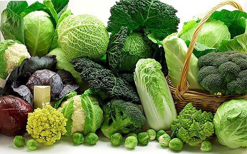 Các loại rau lá xanh rất giàu vitamin C, giúp giảm nồng độ axit uric trong máu hiệu quả