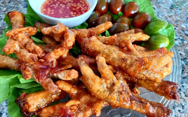 Chân gà rút xương sả tắc Chân gà rút xương sả tắc là món ăn vặt ngon được nhiều người ưa thích. Bạn có thể dễ dàng tìm thấy món ăn tiện lợi này từ các hàng quán nhỏ cho đến nhà hàng. Sức hấp dẫn từ món này đến từ sự giòn sật của chân gà, hương vị chua ngọt mặn thấm vị và mùi sả thơm lừng khiến thực khách ăn ngon miệng và không cảm thấy ngán. Món này rất dễ làm và có thể được dùng trong các bữa cơm gia đình. 4