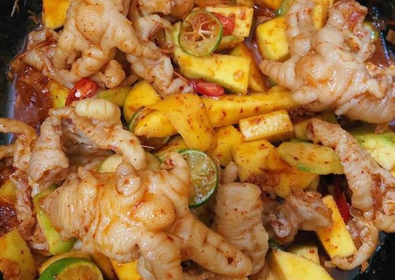 Chân gà rút trộn xoài Góp mặt vào trong danh sách những món ăn chơi khoái khẩu được nhiều người yêu thích là món chân gà trộn xoài xanh. Chân gà rút xương dai dai trộn cùng xoài xanh chua sần sật hòa với vị chua ngọt hấp dẫn của sốt mắm tắc sẽ khiến mọi tín đồ ăn vặt đều mê mệt. 5