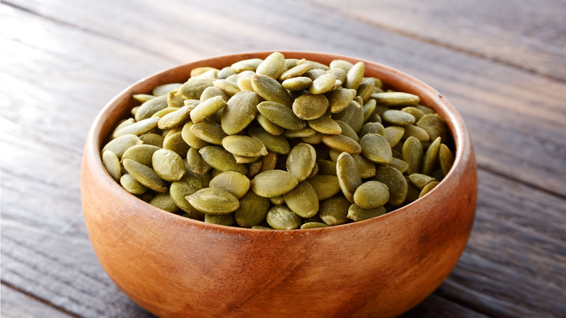 Hạt bí ngô có thể tác động đến nhiều cơ chế sinh học liên quan đến kiểm soát cân nặng