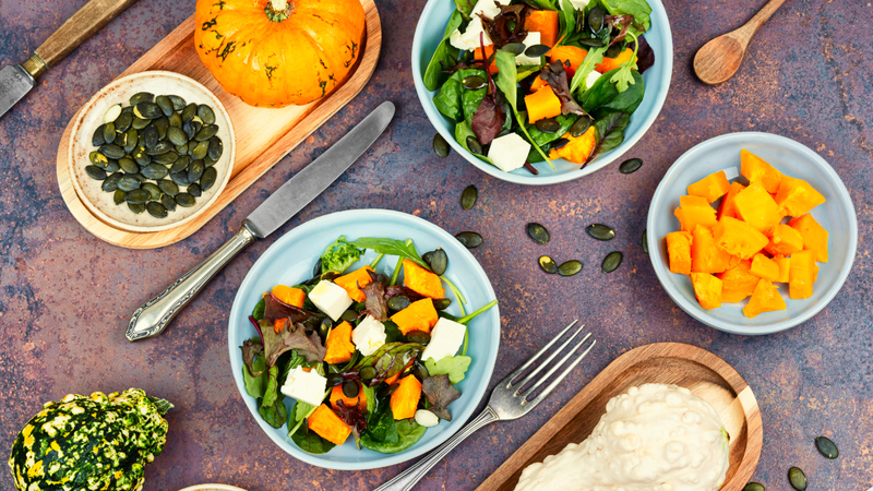 Hạt bí ngô có thể làm topping cho salad, hỗ trợ giảm cân hiệu quả