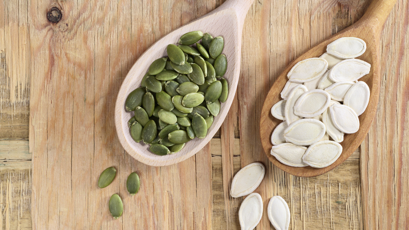 Do chứa lượng calo và chất béo tương đối cao, cần kiểm soát khẩu phần hạt bí ngô