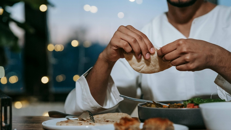 Nên ăn tối trước giờ ngủ ít nhất hai đến ba tiếng và ưu tiên thực phẩm nhẹ dễ tiêu