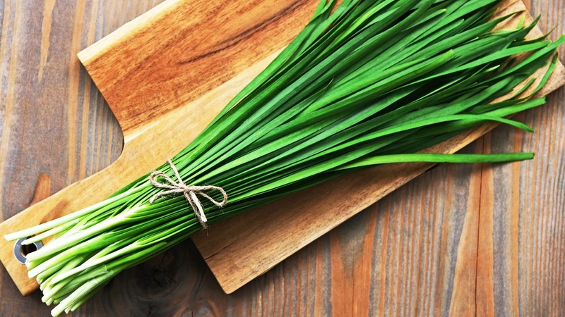 Mách bạn cách chữa ho đờm cho bé bằng lá hẹ 1